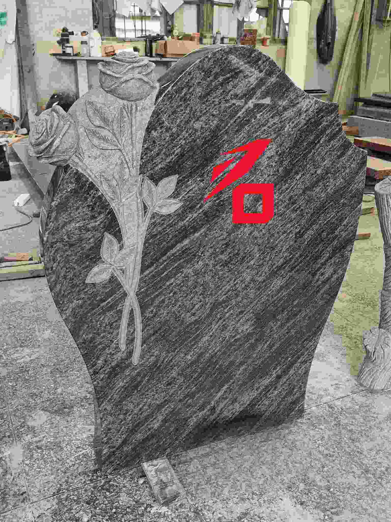 గుండె ఆకారంలో ఉన్న రోజ్ మెమోరియల్ టూంబ్‌స్టోన్