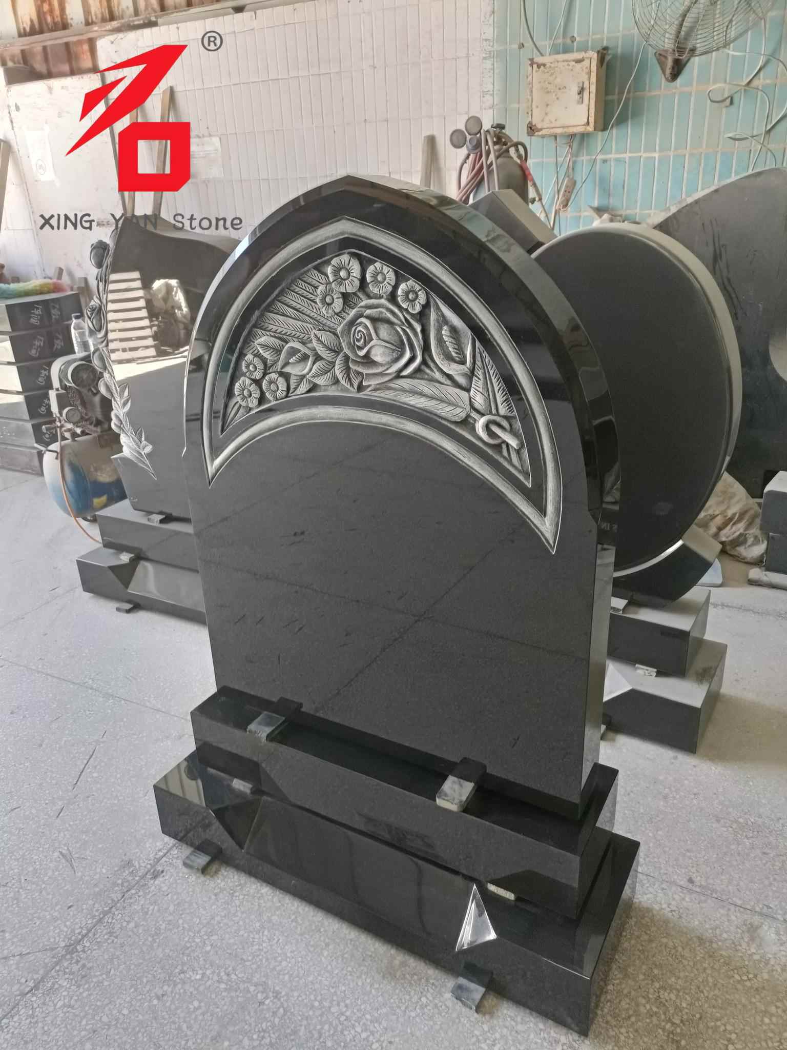 గులాబీ-చెక్కిన సమాధి, నల్ల గ్రానైట్ తోరణ సమాధి